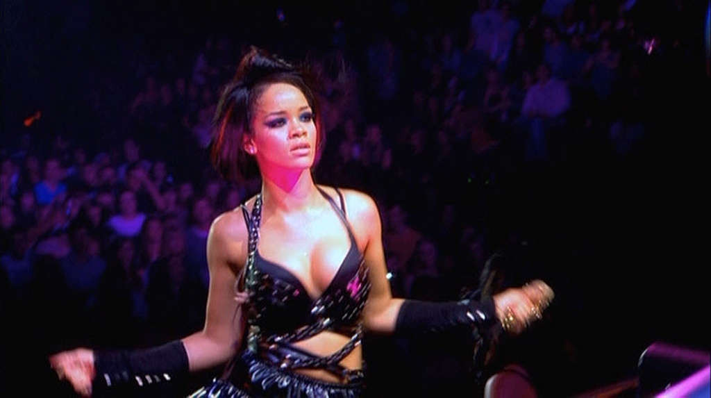 Rihanna mostrando gran escote y muy piernas en el escenario
 #75353308