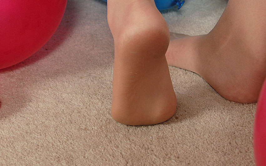 Pantyhosed Blondine legt Füße in Kuchen
 #76616360