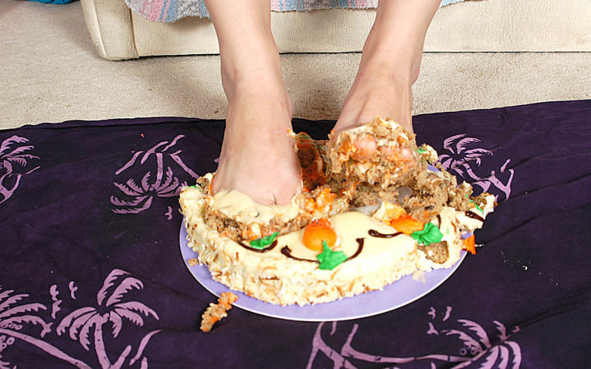 Pantyhosed Blondine legt Füße in Kuchen
 #76616383