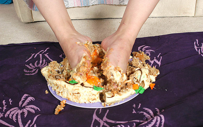 Pantyhosed Blondine legt Füße in Kuchen
 #76616394