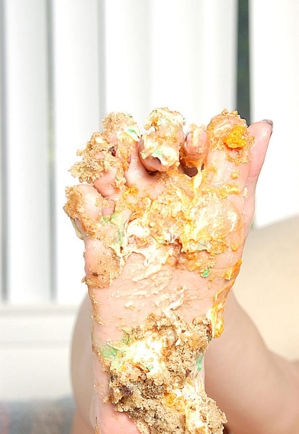 Pantyhosed Blondine legt Füße in Kuchen
 #76616424