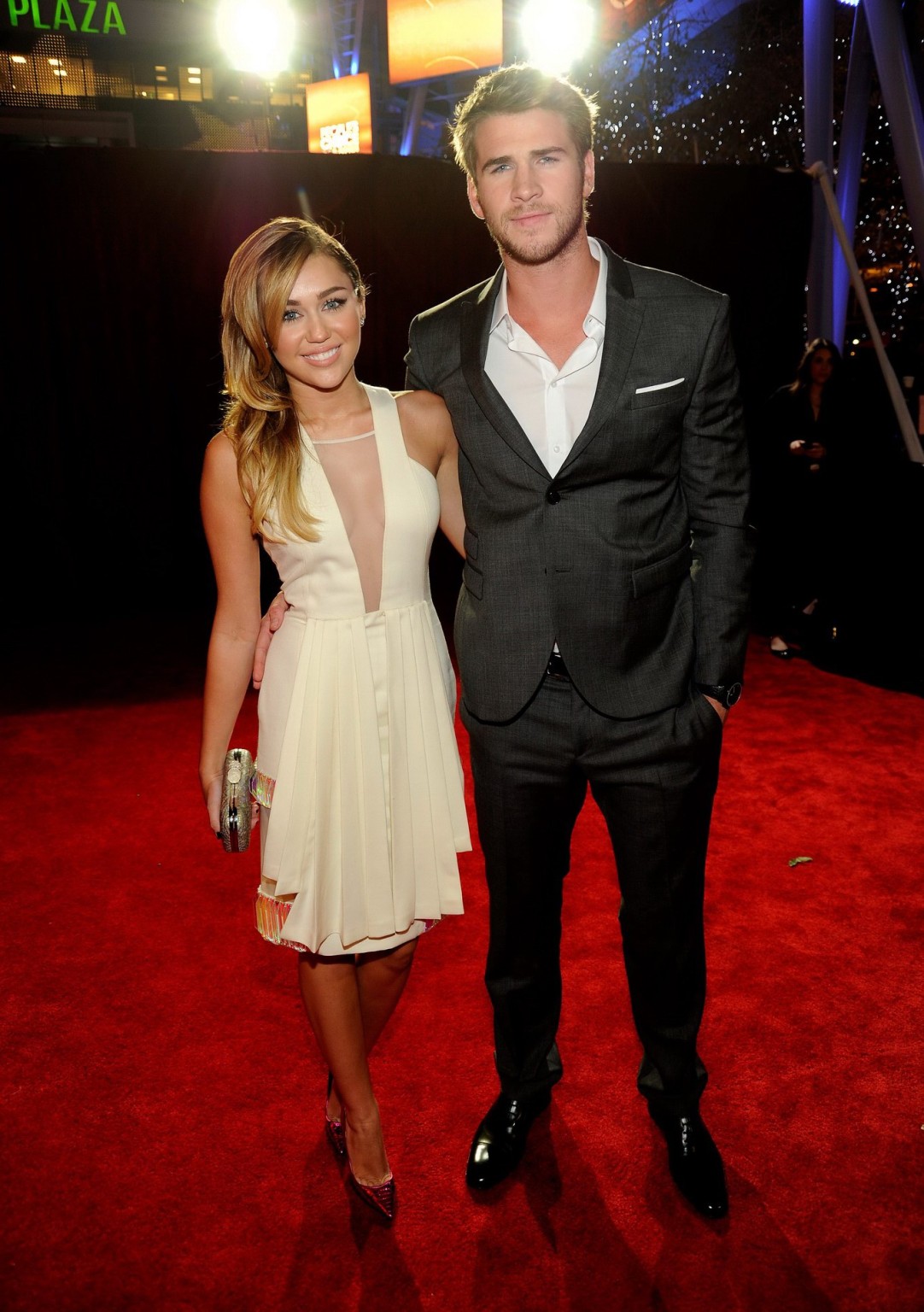 Miley Cyrus zeigt Dekolleté bei den People's Choice Awards 2012
 #75276296