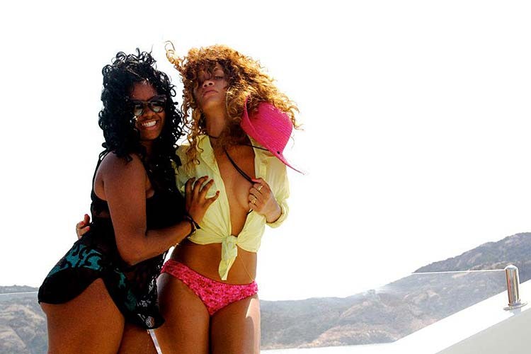 Rihanna en action lesbienne sexy et en bikini sur des photos qui ont fuité
 #75283080