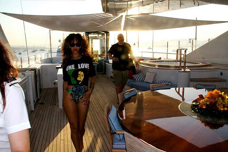 Rihanna en action lesbienne sexy et en bikini sur des photos qui ont fuité
 #75283089
