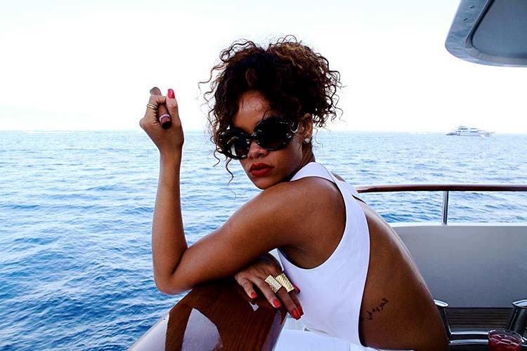 Rihanna en action lesbienne sexy et en bikini sur des photos qui ont fuité
 #75283143