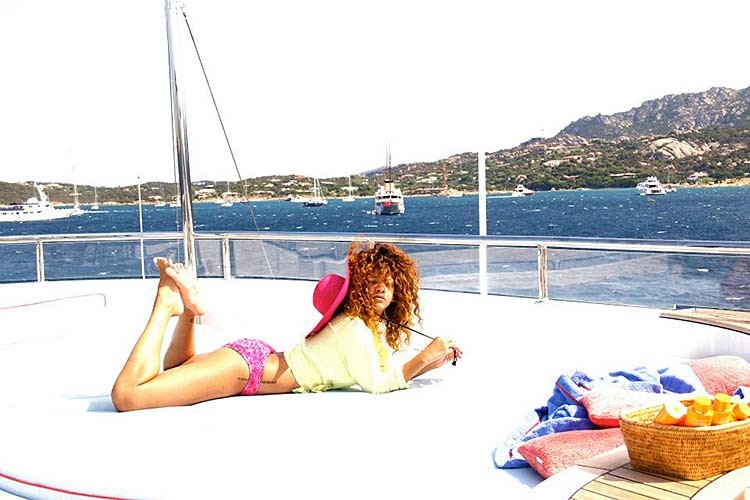 Rihanna en action lesbienne sexy et en bikini sur des photos qui ont fuité
 #75283161