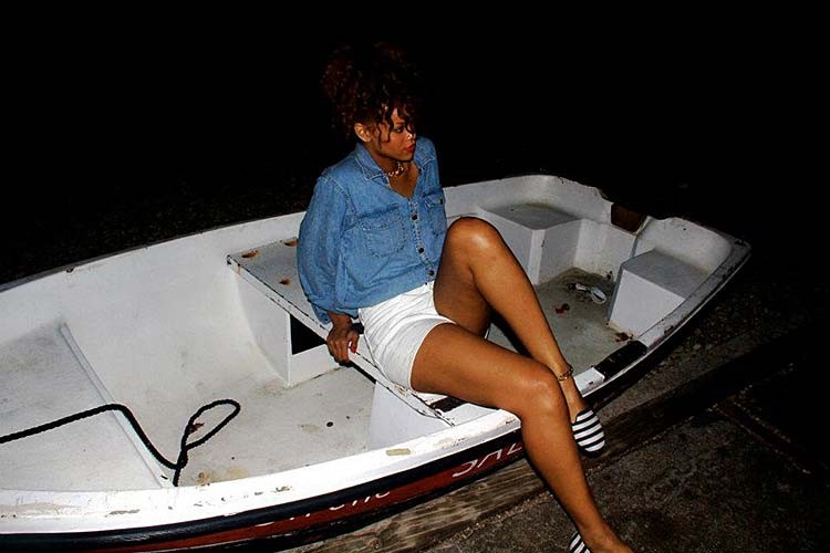 Rihanna en action lesbienne sexy et en bikini sur des photos qui ont fuité
 #75283164