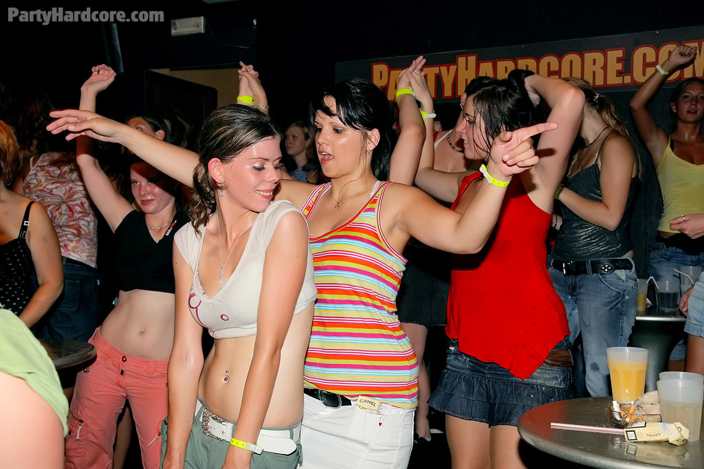 Des filles bourrées et excitées sucent et baisent à la fête du hardcore.
 #73755131