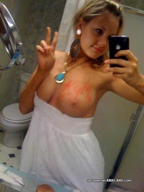 Ragazze amatoriali carine che si fanno dei selfies nudi
 #67674993