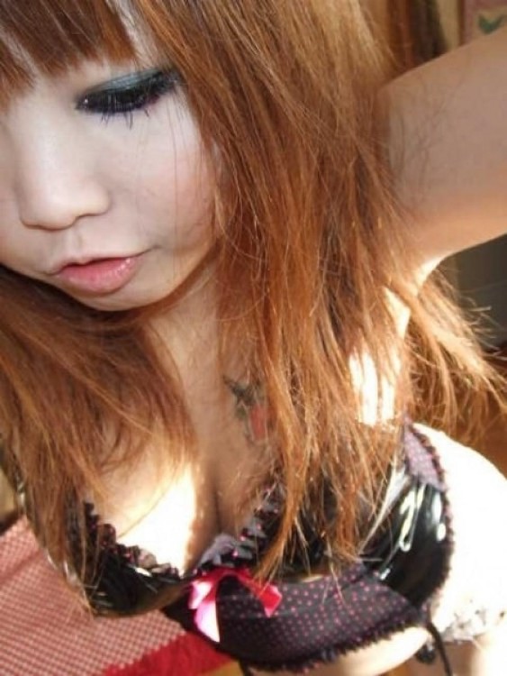 Méga filles asiatiques chaudes et délicieuses posant nues.
 #69889210