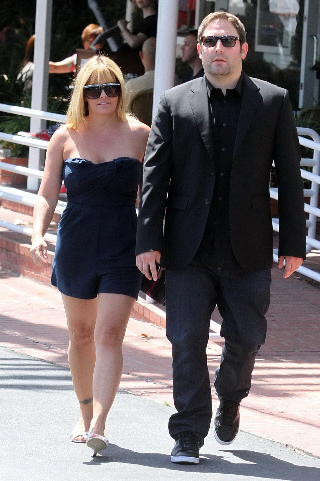 Nicole Eggert leggy busty che indossa un mini abito a taglio basso a West Hollywood
 #75348228