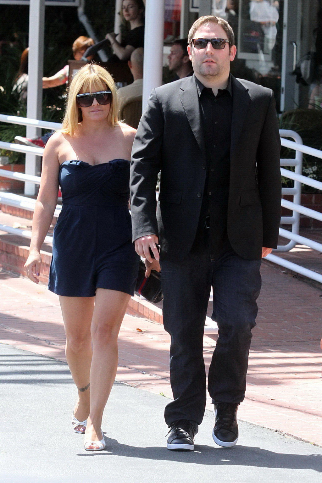 西ハリウッドでローカットのミニドレスを着たニコール・エガートの脚線美
 #75348231