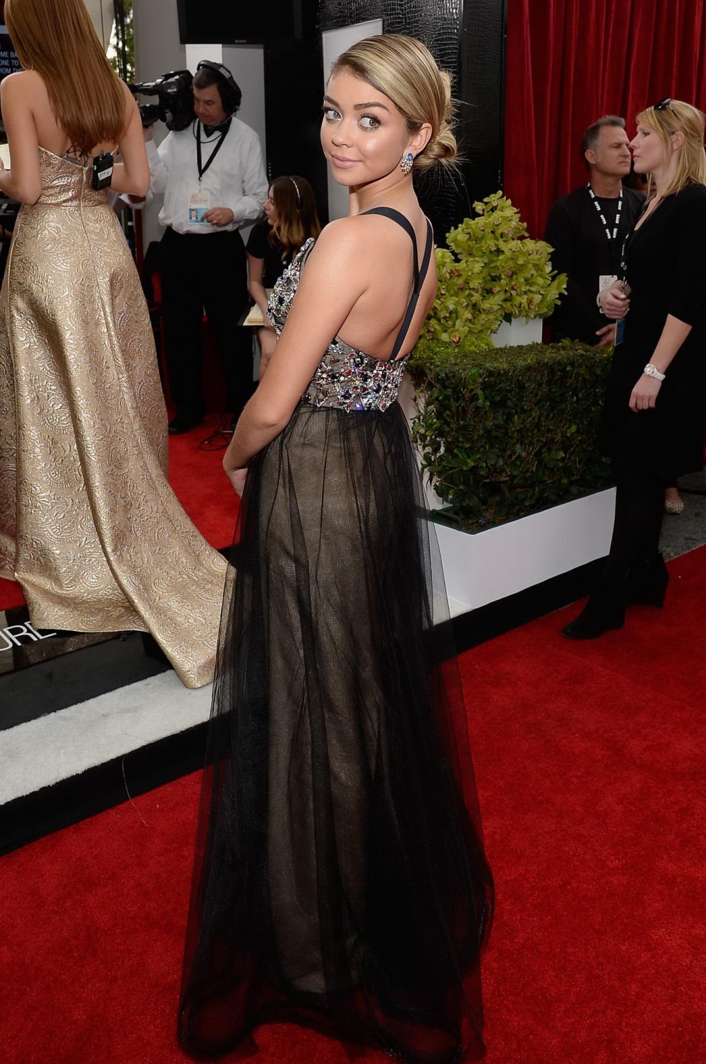 Sarah hyland braless mostrando un enorme escote en la 21ª edición de los screen actors guild aw
 #75174359