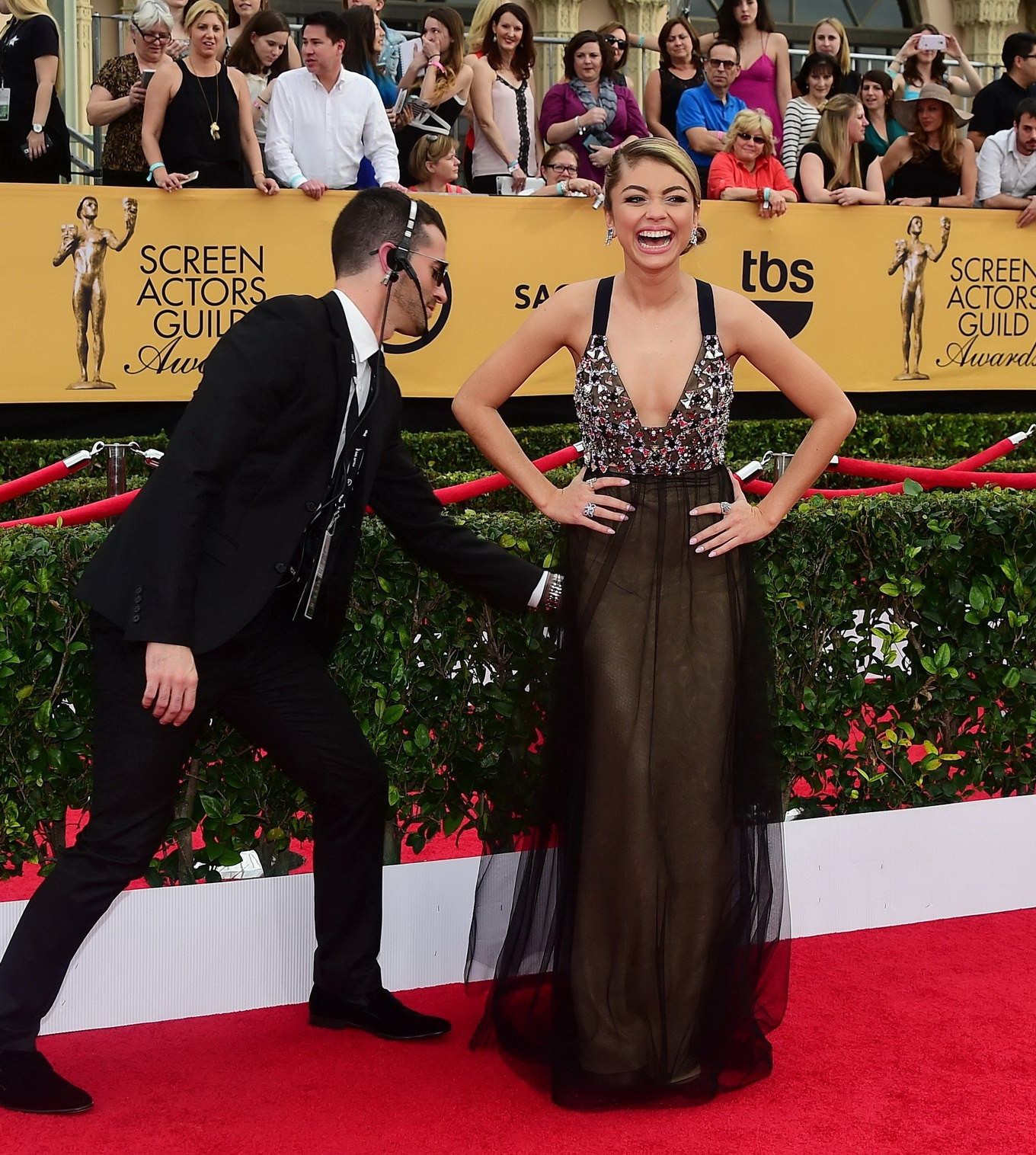 Sarah hyland braless mostrando un enorme escote en la 21ª edición de los screen actors guild aw
 #75174444