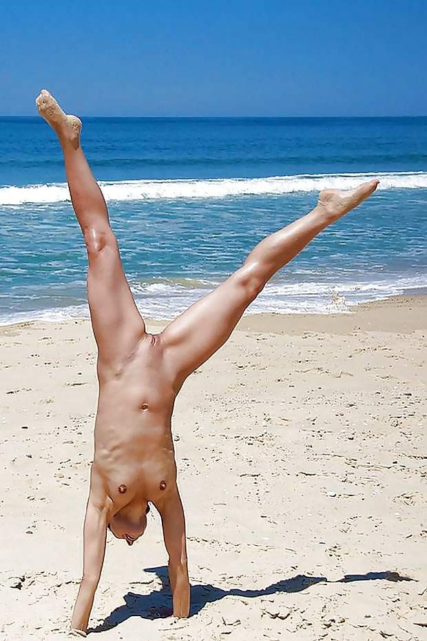 Bodybuilder nue en public, jupe haute, plage nue, amateur mixte
 #70715795
