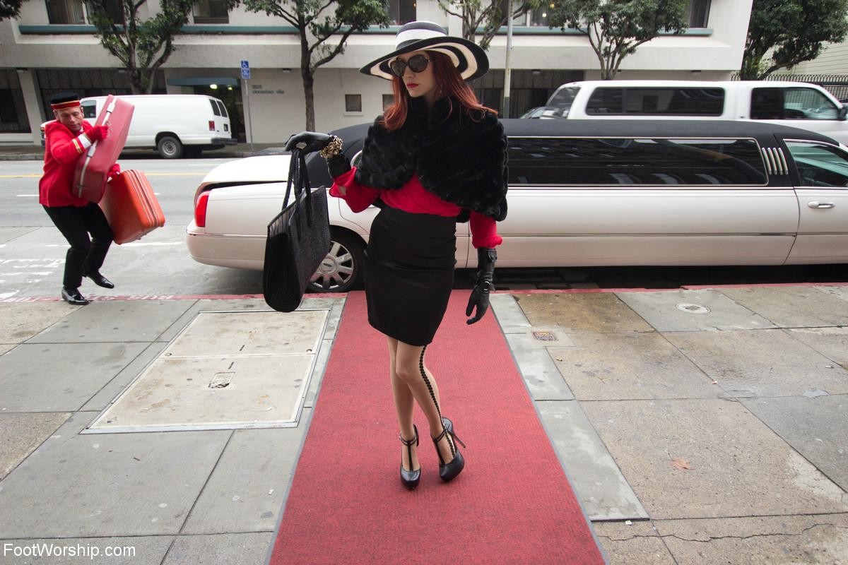 Sehr sexy Domina macht Fußfetisch-Sex mit Footjob
 #76472620