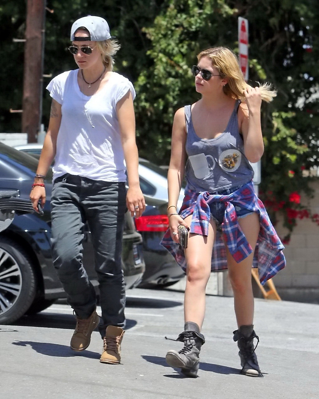 Ashley benson luce piernas en sujetador mientras sale de compras en un petco local
 #75227868