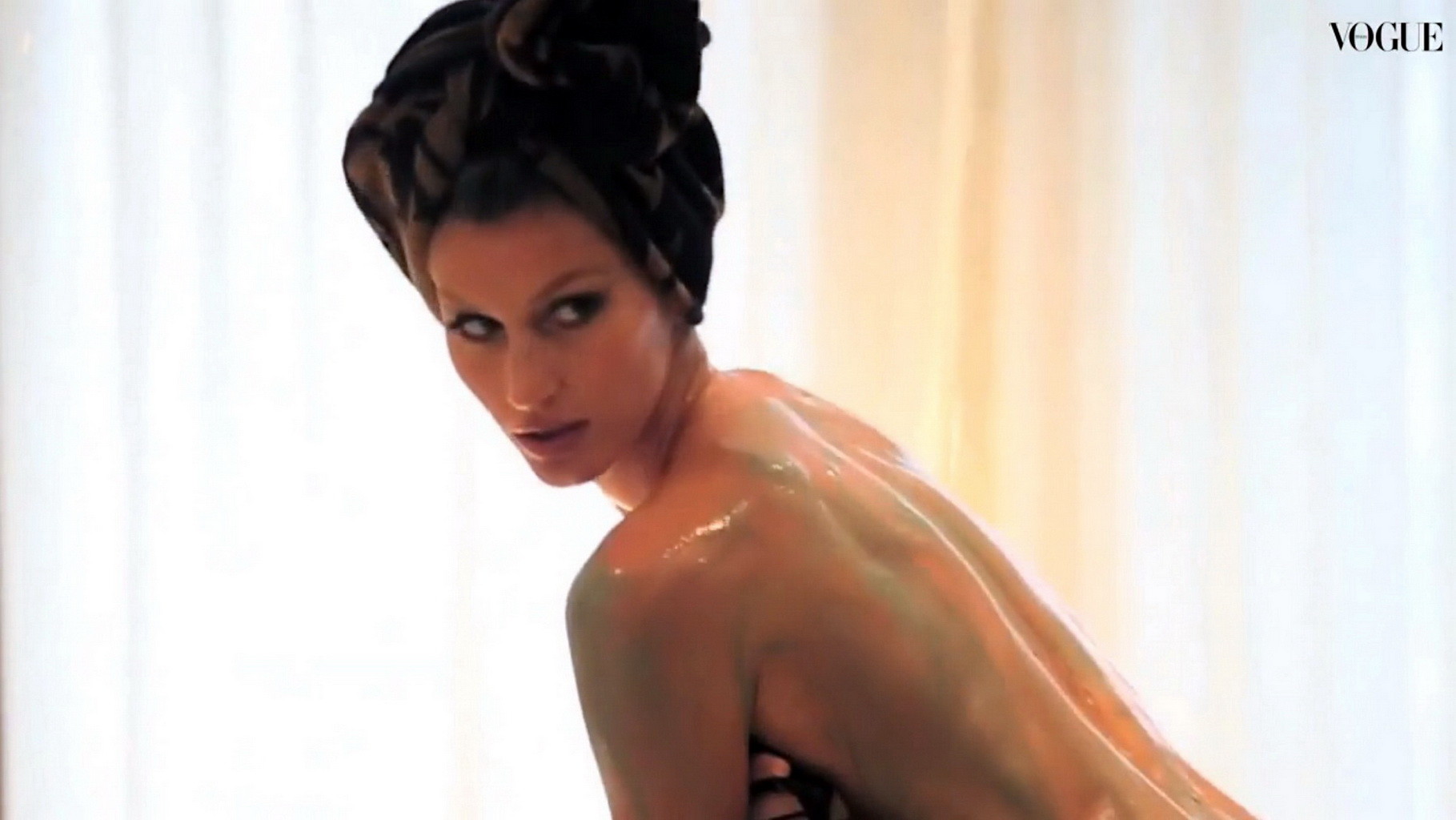 Gisele bundchen en topless con tanga pero ocultando sus pechos en la sesión de fotos de vogue italia
 #75229886