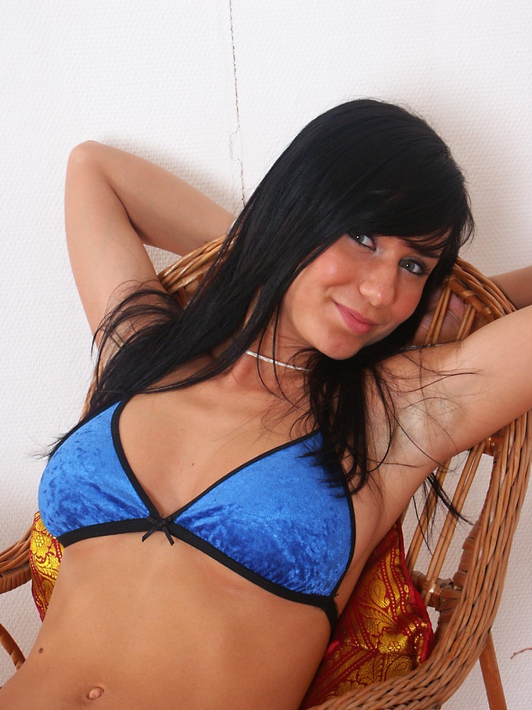 Brünette Babe mit riesigen Titten im Bikini
 #73201342