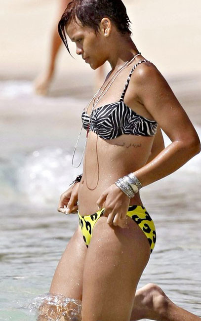 Belleza negra rihanna maravilloso culo en bonito bikini amarillo
 #75413751