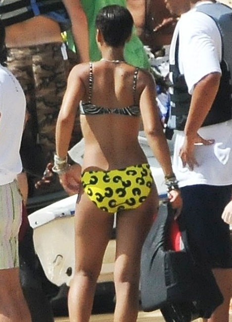 Belleza negra rihanna maravilloso culo en bonito bikini amarillo
 #75413762