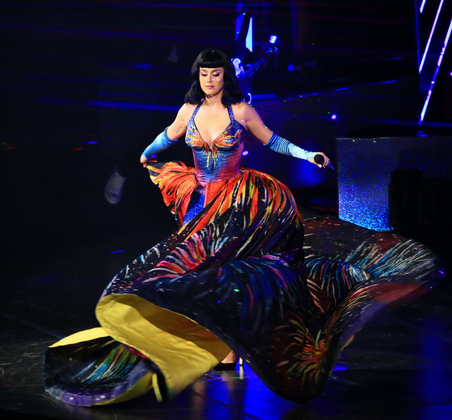 Katy perry busty che mostra cameltoe e inguine rasato mentre si esibisce nel tour
 #75165823