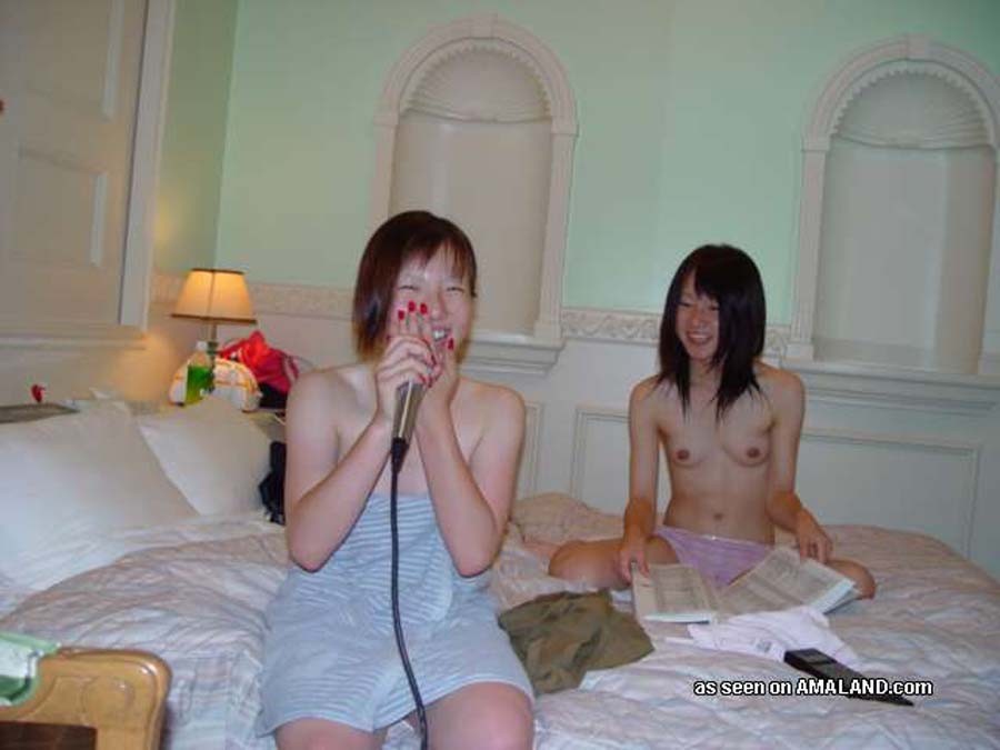 Foto di sexy puttane thailandesi nude in un motel
 #69871699