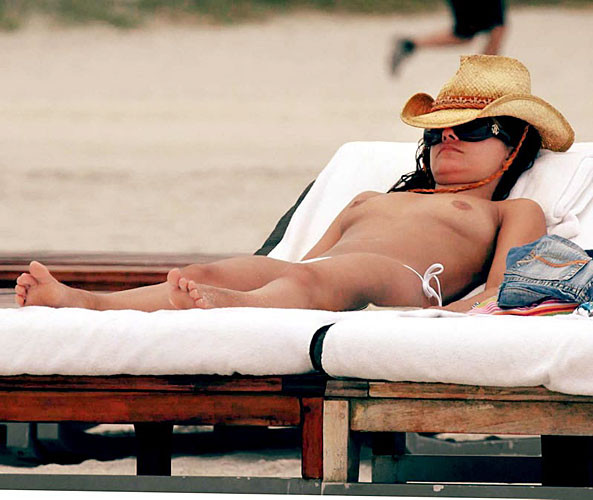 Francesca kingdon montrant ses beaux gros seins sur la plage et posant en bikini papara
 #75391054