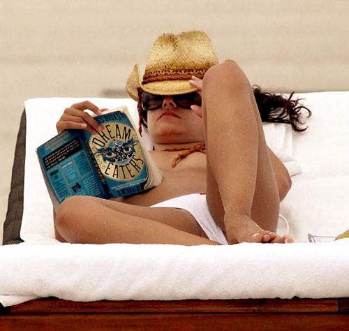 Francesca Kingdon zeigt ihre schönen großen Titten am Strand und posiert im Bikini Paparazzi
 #75391062
