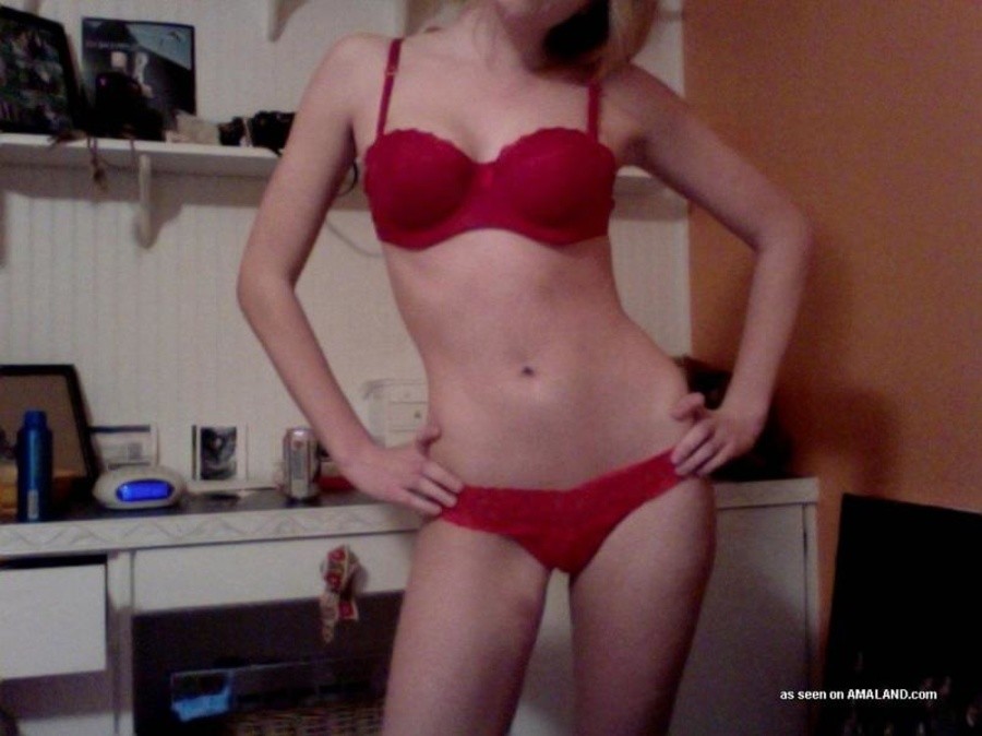 Compilación de una sexy hottie posando desnuda en su dormitorio
 #67570110