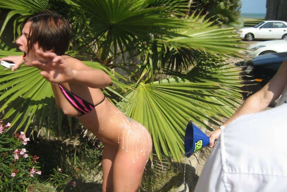 屋外イベントで裸になった女の子の写真
 #76395463