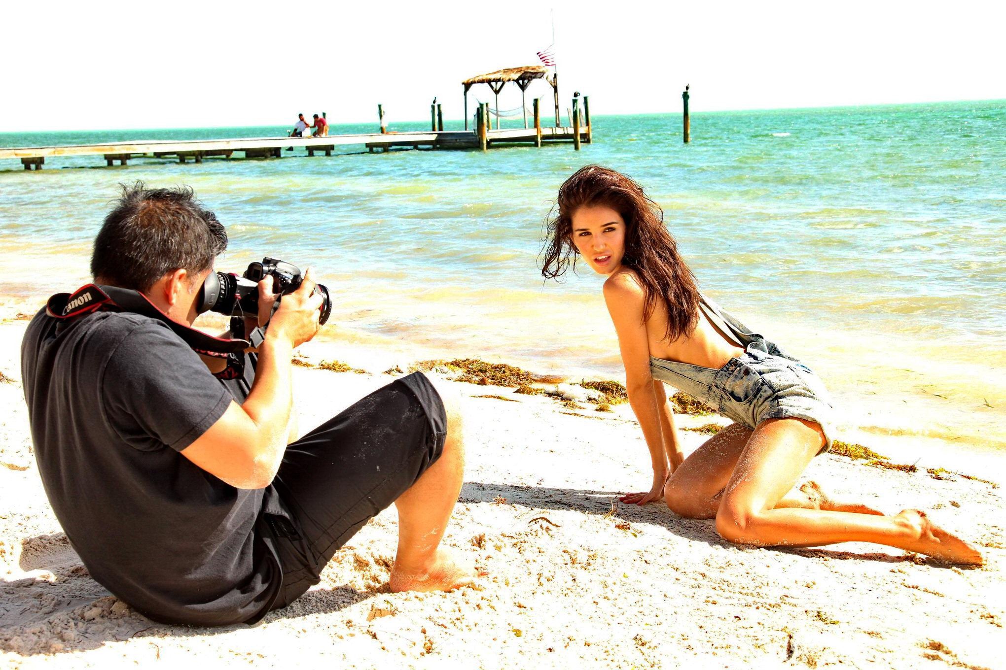 Ashley Sky zeigt ihre großen Brüste in der Büffeljeans Frühjahr-Sommer 2014 Kollektion
 #75190007