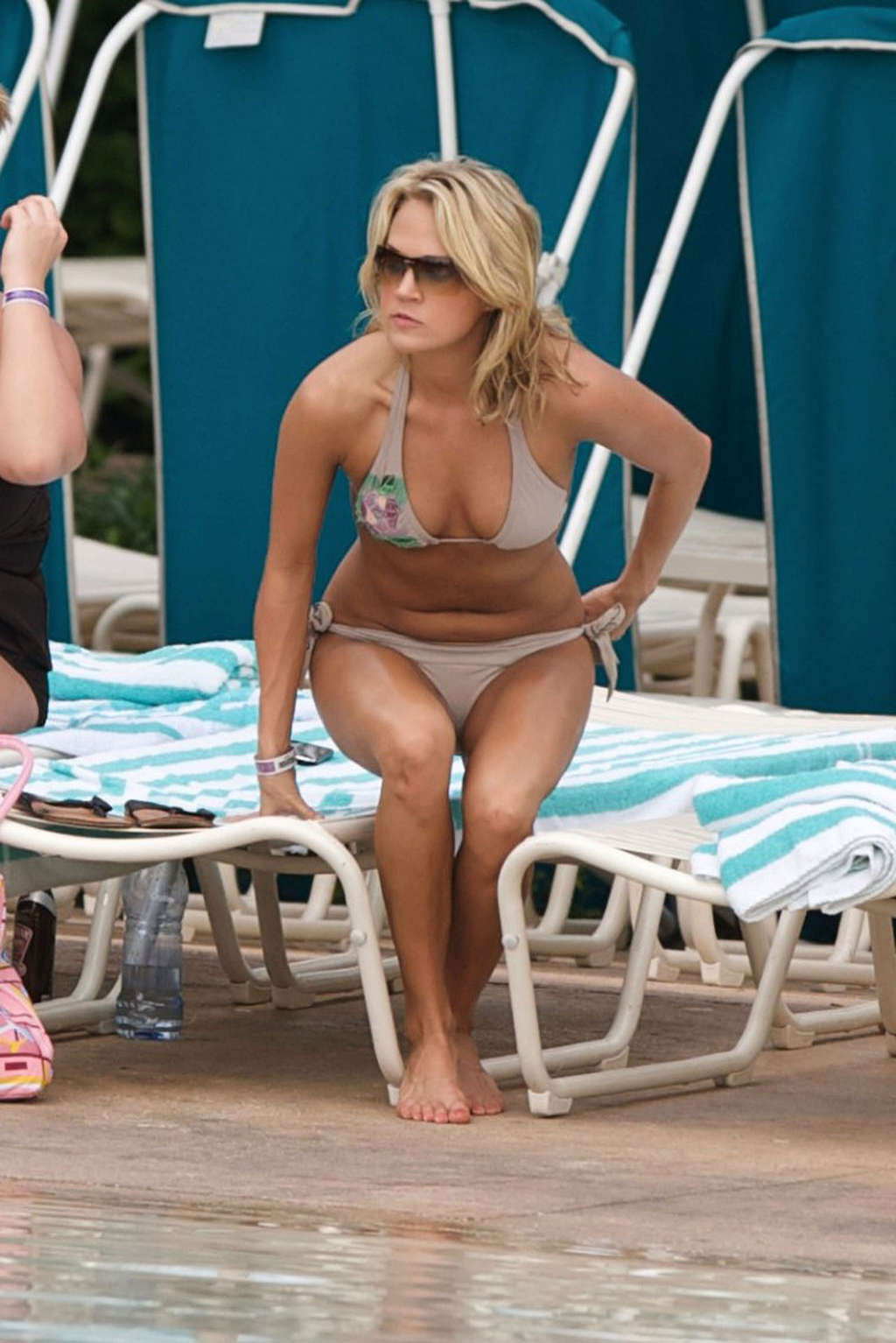 Carrie Underwood enjoying on pool and showing her fantastic body in bikini #75370612