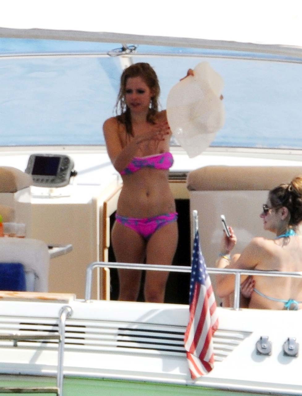 Avril Lavigne exposing sexy body and hot ass in bikini on yacht #75298708