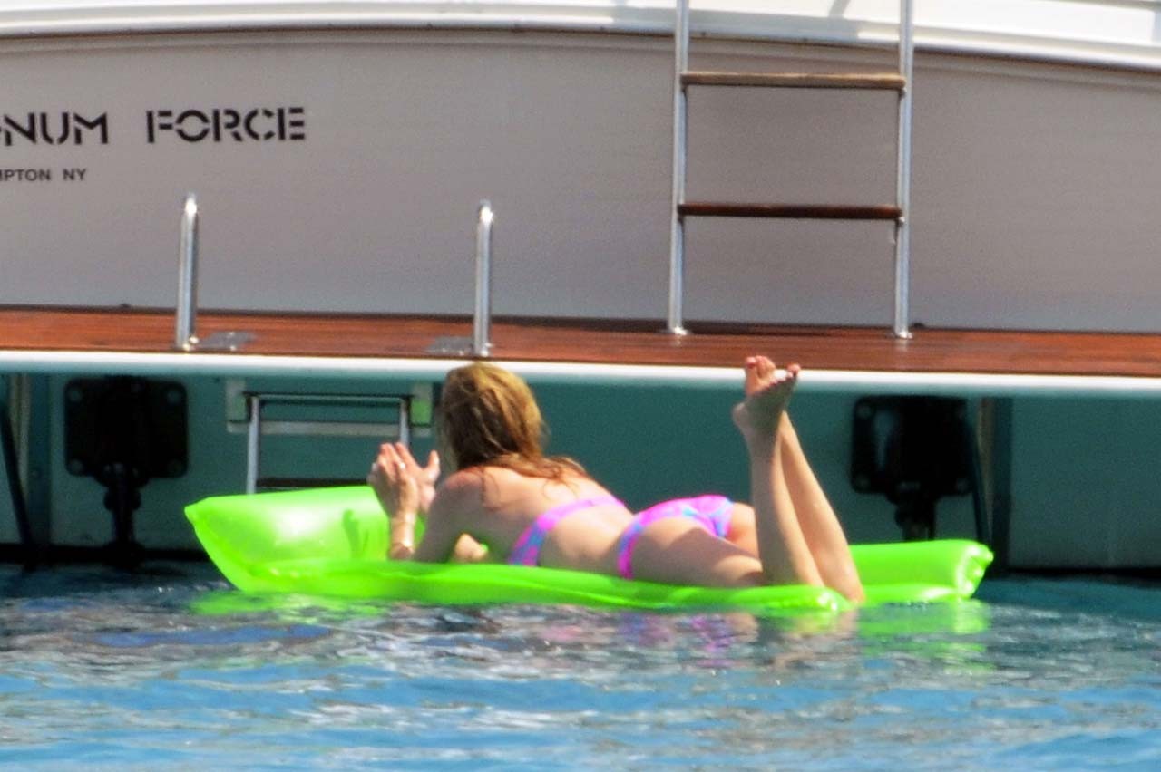 Avril Lavigne exposing sexy body and hot ass in bikini on yacht #75298720