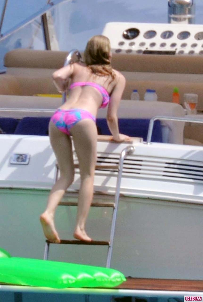Avril Lavigne exposing sexy body and hot ass in bikini on yacht #75298732