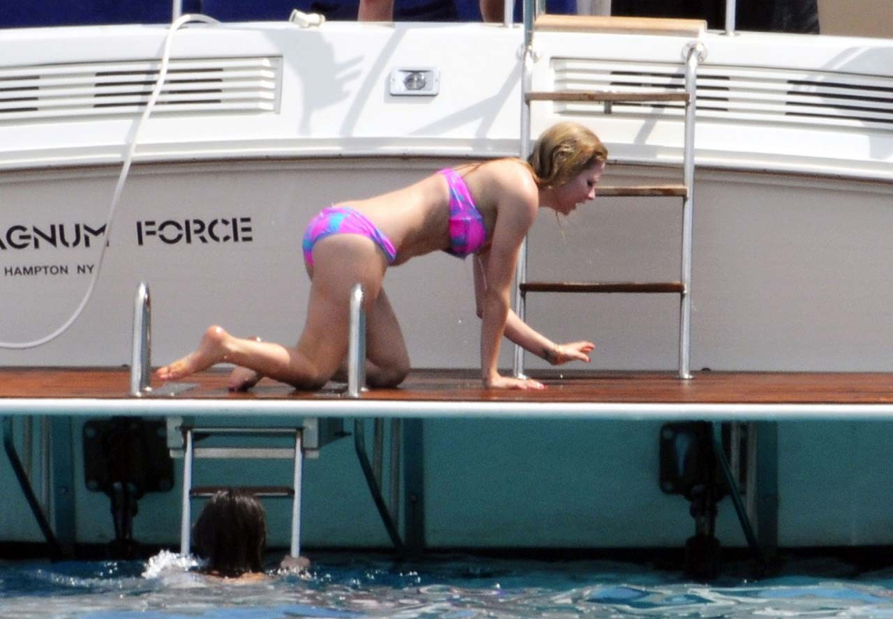 Avril Lavigne exposing sexy body and hot ass in bikini on yacht #75298746