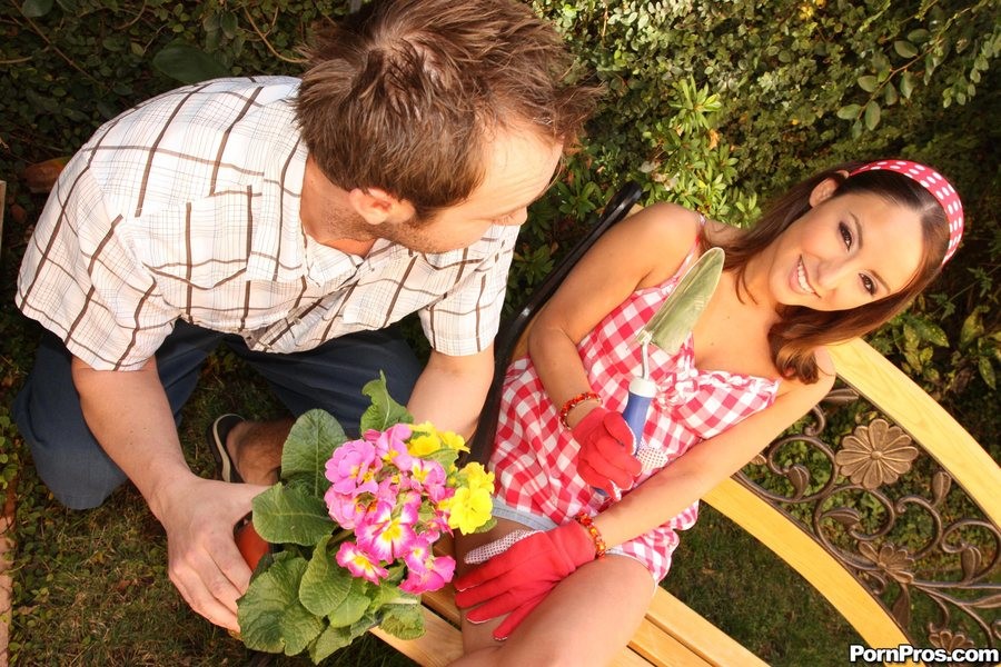 Pequeño joven austyn summers chupa la polla al aire libre
 #74438982