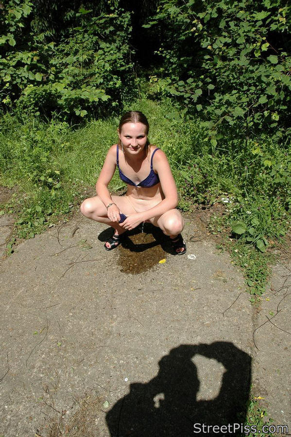 Une fille mince et sexy en lingerie se déshabille pour pisser en plein air.
 #76562109