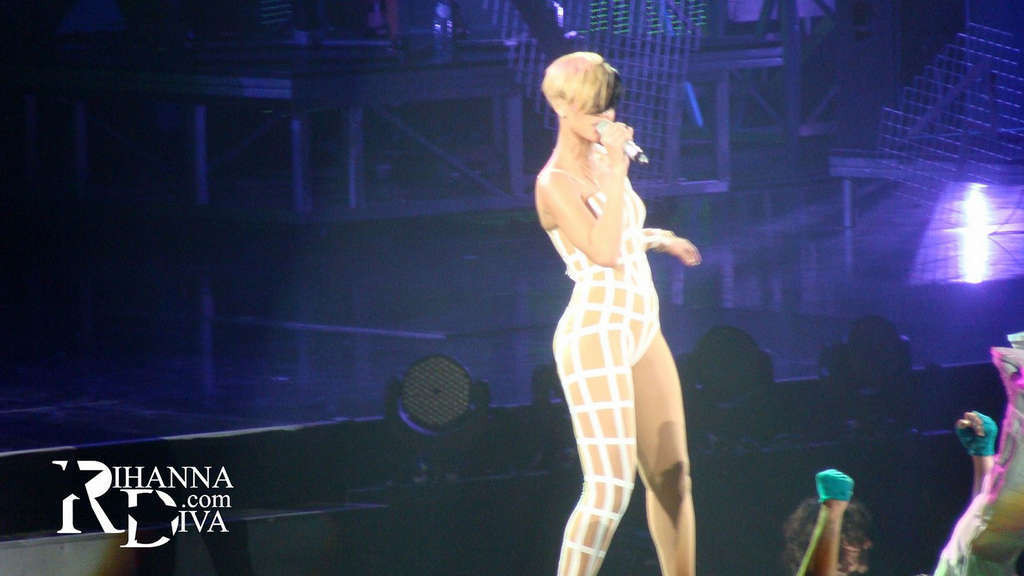 Rihanna che mostra le sue fottute gambe sexy e il suo culo caldo sul palco
 #75352486