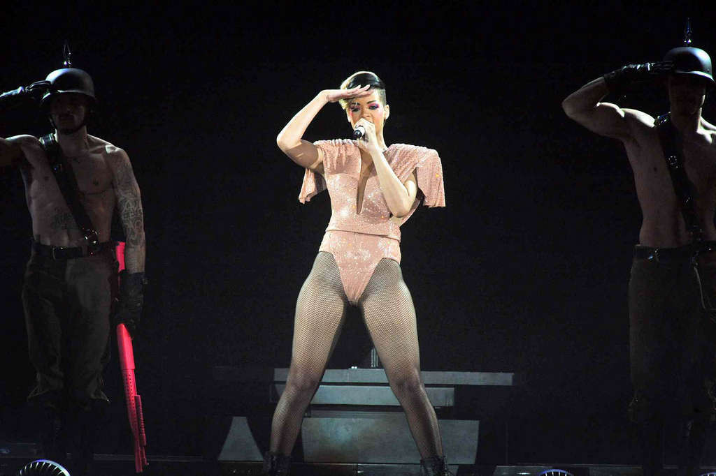 Rihanna mostrando sus putas piernas sexys y su culo caliente en el escenario
 #75352507