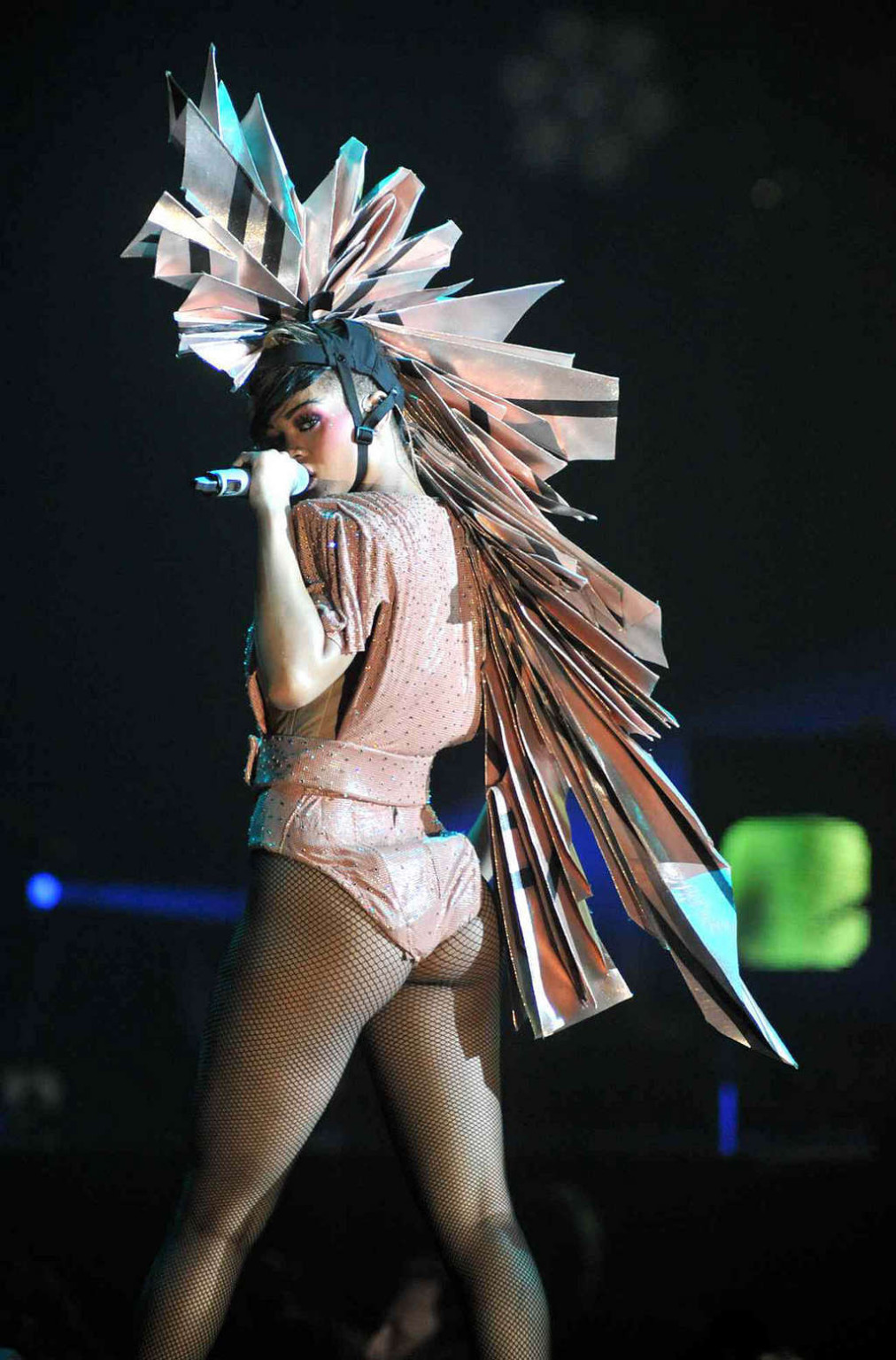 Rihanna montrant ses jambes sexy et son cul chaud sur scène
 #75352551