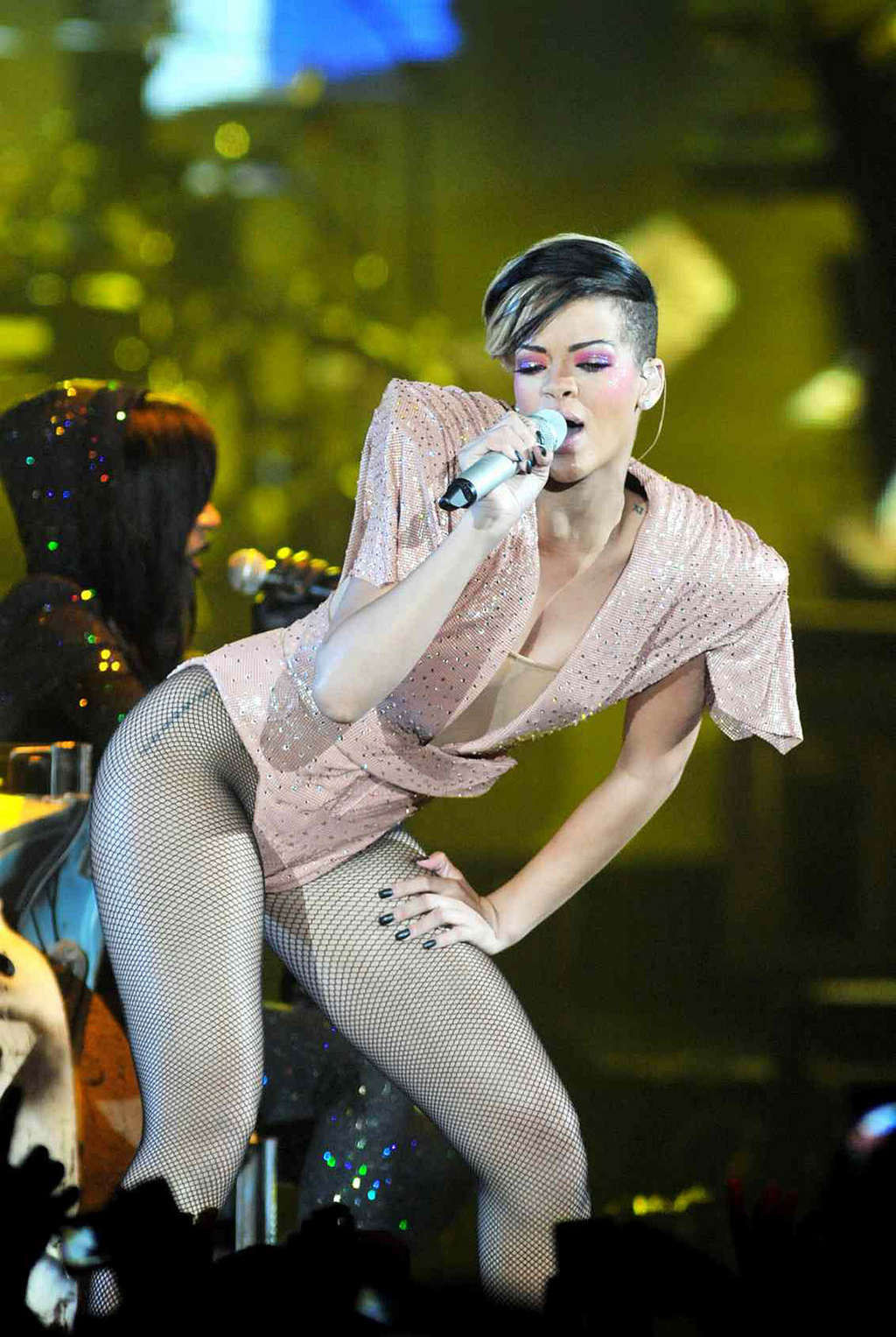 Rihanna mostrando sus putas piernas sexys y su culo caliente en el escenario
 #75352605