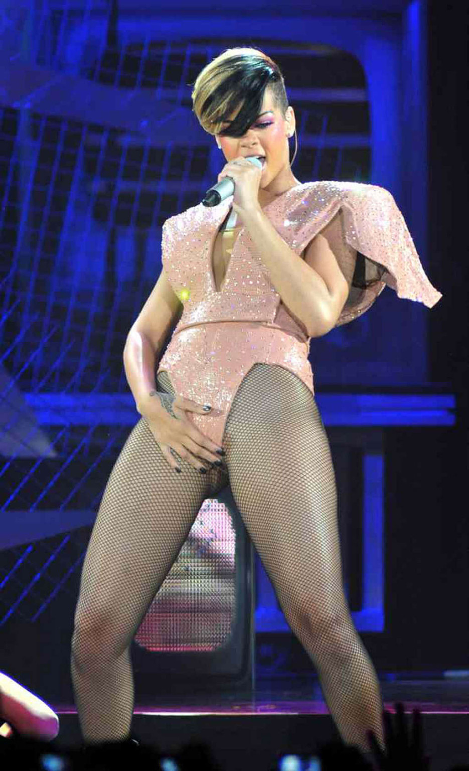 Rihanna che mostra le sue fottute gambe sexy e il suo culo caldo sul palco
 #75352630