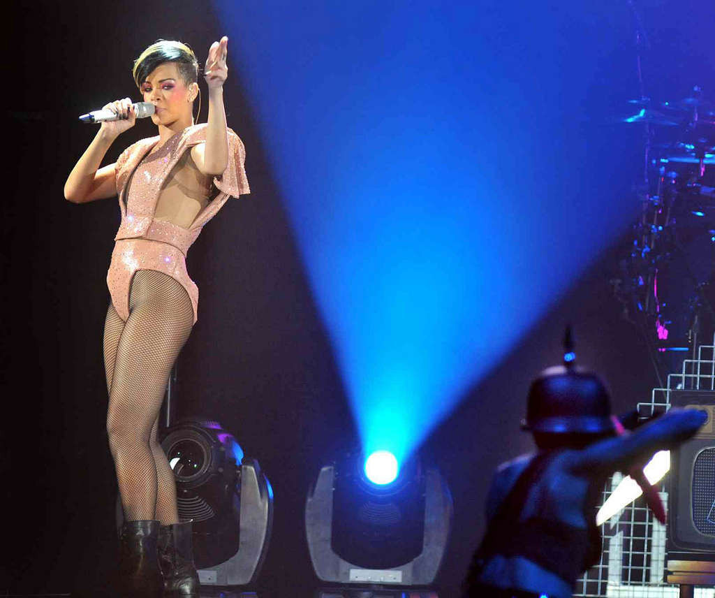 Rihanna che mostra le sue fottute gambe sexy e il suo culo caldo sul palco
 #75352634