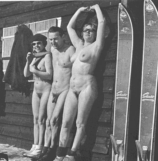 Vintage Strand Nudist blinkt in der Öffentlichkeit
 #67441452