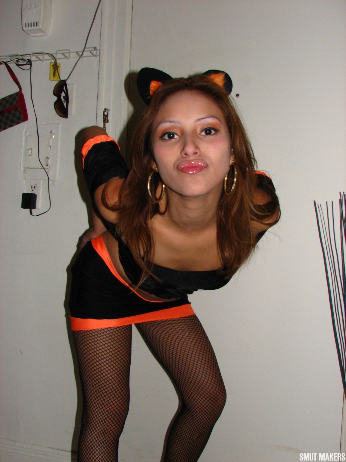 Latina teen ist bereit für halloween in ihrem süßen kitty Kostüm
 #67947432