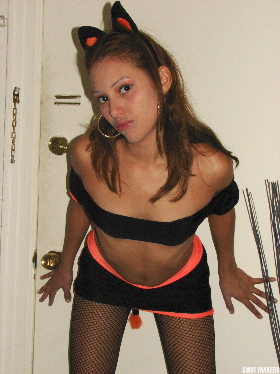 Une jeune latina est prête pour Halloween dans son mignon costume de chaton.
 #67947522