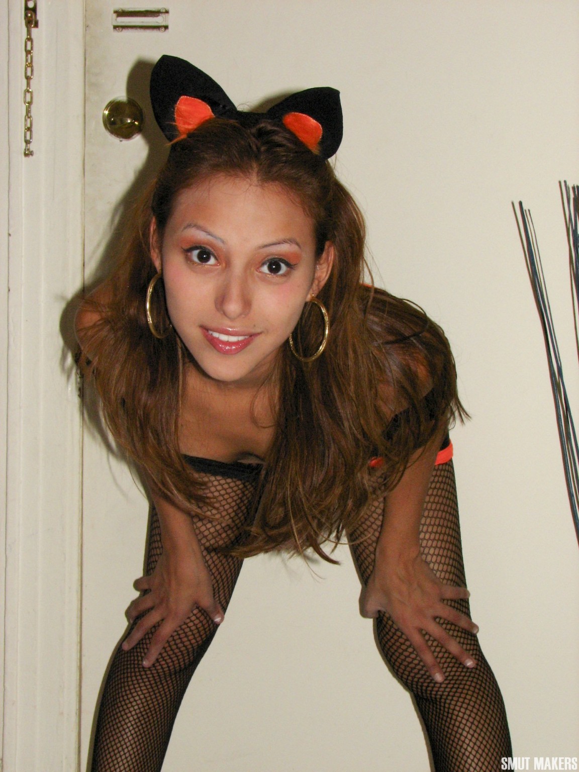 Latina teen ist bereit für halloween in ihrem süßen kitty Kostüm
 #67947530