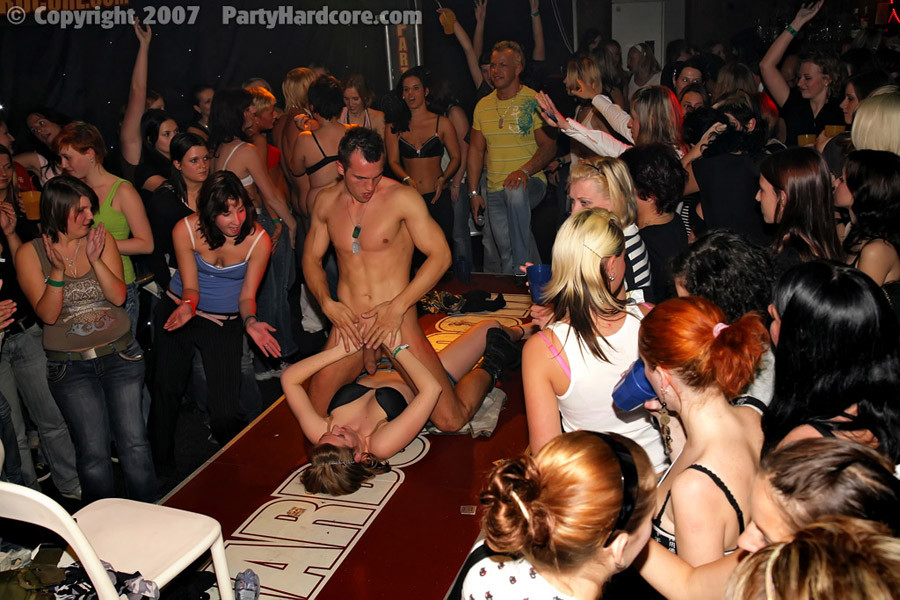 Cfnm fiesta de sexo con chicas calientes borrachas y strippers masculinos duros
 #76809979